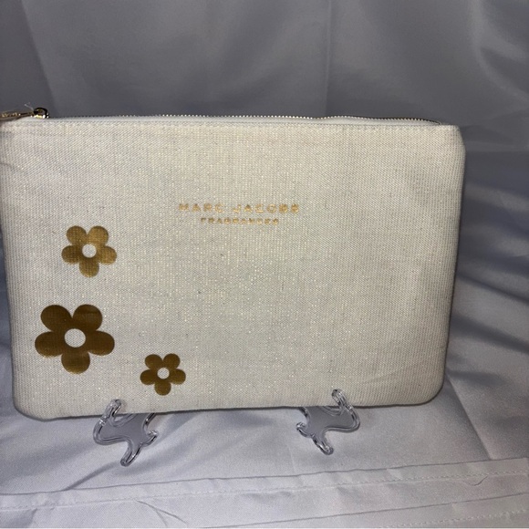 Marc Jacobs Daisy Cream Pouch with Gold Floral Design Cosmetic Makeup Bag - Picture 1 of 10